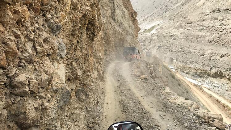 Schon die Anreise ins Karakorum ist ein Abenteuer: Auf einer zehntägigen Trekking-Tour geht es ins Hochgebirge, teilweise mit Cheeps. 2011 starben acht Expeditionsteilnehmer, als ein Geländewagen den steilen Abhang hinunterstürzte.
