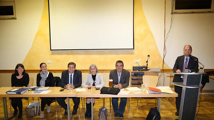 In der Versammlung (v. l.):  Kerstin Glaser, Elif Weitzenfelder, Hermann Ulm, Gisela Steinlein, Stefan Förtsch und Michael Hofmann Foto: Franz Galster