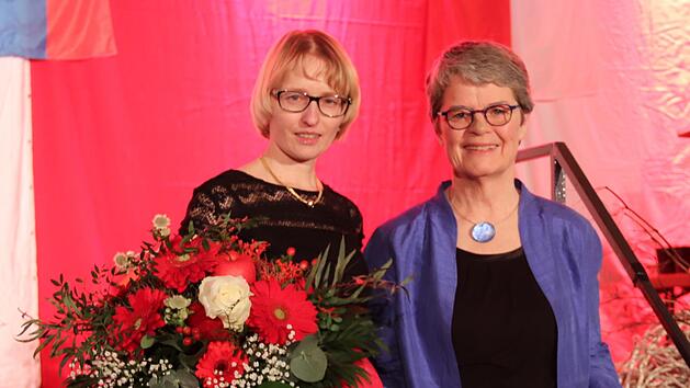 Elena Dildina (l.) und Sibylle Menzel kümmern sich um die Partnerschaft Höchstadt - Krasnogorsk und wurden dafür  mit der Ehrenspange ausgezeichnet.    Foto: Johanna Blum