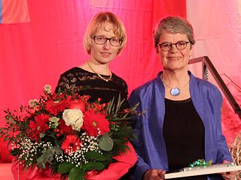 Elena Dildina (l.) und Sibylle Menzel kümmern sich um die Partnerschaft Höchstadt - Krasnogorsk und wurden dafür  mit der Ehrenspange ausgezeichnet.    Foto: Johanna Blum