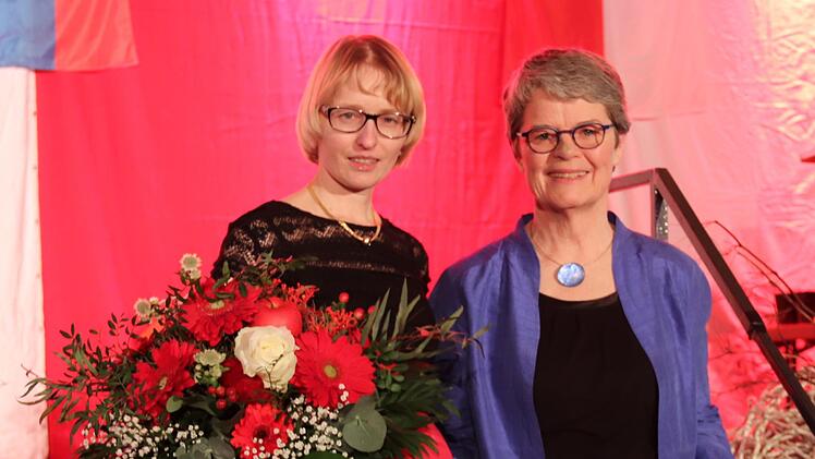 Elena Dildina (l.) und Sibylle Menzel kümmern sich um die Partnerschaft Höchstadt - Krasnogorsk und wurden dafür  mit der Ehrenspange ausgezeichnet.    Foto: Johanna Blum
