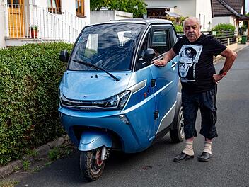 Aufgrund seiner Gehbehinderung ist Hans-Jürgen Scherer auf sein E-Mobil angewiesen. Die Höchstgeschwindigkeit des Straßenfahrzeugs liegt bei 25 km/h.  Fotos: Klaus Gagel