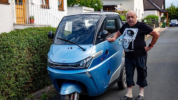 Aufgrund seiner Gehbehinderung ist Hans-Jürgen Scherer auf sein E-Mobil angewiesen. Die Höchstgeschwindigkeit des Straßenfahrzeugs liegt bei 25 km/h.  Fotos: Klaus Gagel