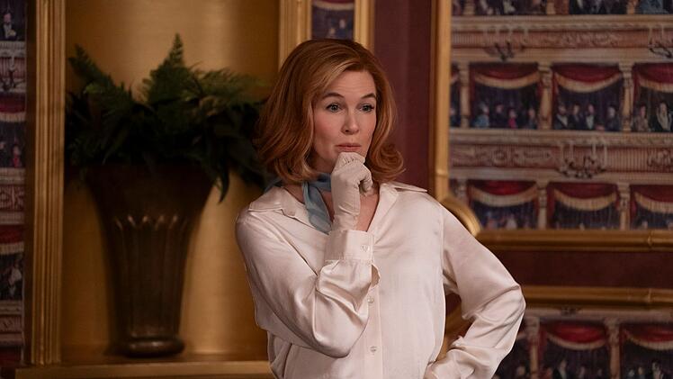 Renée Zellweger hat als Camila White ein paar Vorschläge für die Inneneinrichtung von Olivers Appartment.