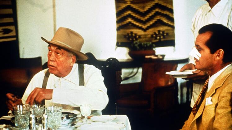 John Huston (links) schl&uuml;pfte in "Chinatown" in die Rolle des finsteren B&ouml;sewichts Noah Cross.