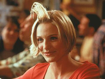 Standfestes Styling: Das Sperma in Marys (Cameron Diaz) Tolle hat einen Vorteil - die Frisur h&auml;lt, garantiert.