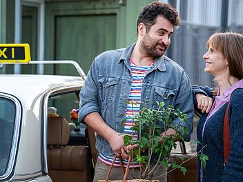 Taxifahrer Baris (Ugur Kaya) holt Amelie (Julia J&auml;ger) aus dem Gef&auml;ngnis ab und nimmt sie sp&auml;ter bei sich auf.
