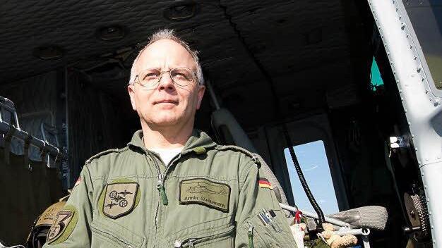 Flugtechniker Armin Steinemann vor seiner Bell. Foto: Tobias Köpplinger