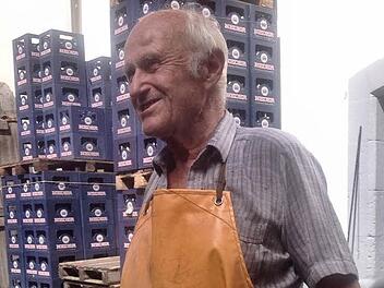 Mini-Jobber Günter Siuda (79) arbeitet aus Freude alle zwei Wochen bei der Brauerei Neder in Forchheim. Viele Menschen sind allerdings auf das Zubrot angewiesen. Das Problem: Die Stundenlöhne sind oft niedrig. Die SPD plädiert deshalb für den Mindestlohn. Foto: Nikolas Pelke