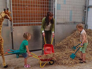 Der Tiergarten in Nürnberg wirbt zum Jubiläumsfest mit seiner Kinderfreundlichkeit. Die Giraffe ist in diesem Fall nur ein Freund zum Kuscheln. Foto: Tiergarten Nürnberg