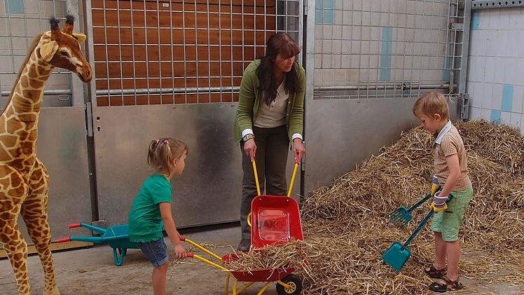 Der Tiergarten in Nürnberg wirbt zum Jubiläumsfest mit seiner Kinderfreundlichkeit. Die Giraffe ist in diesem Fall nur ein Freund zum Kuscheln. Foto: Tiergarten Nürnberg