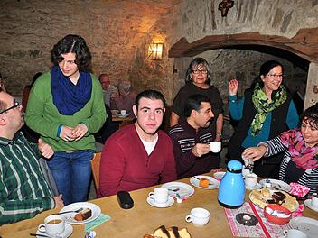 Der Freundeskreis Asyl des Caritasverbandes für den Landkreis Haßberge erhält aus dem Vermögen des Freundeskreises des aufgelösten Haßfurter Kammerchors 1.711 Euro. Unser Bild zeigt das erste "Café International" des Freundeskreises Asyl, der evangelischen, katholischen und freikirchlichen Kirchengemeinden sowie des Caritasverbandes für den Landkreis Haßberge im Caritashaus in Haßfurt.  Fotos: Ulrike Langer