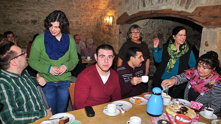 Der Freundeskreis Asyl des Caritasverbandes für den Landkreis Haßberge erhält aus dem Vermögen des Freundeskreises des aufgelösten Haßfurter Kammerchors 1.711 Euro. Unser Bild zeigt das erste "Café International" des Freundeskreises Asyl, der evangelischen, katholischen und freikirchlichen Kirchengemeinden sowie des Caritasverbandes für den Landkreis Haßberge im Caritashaus in Haßfurt.  Fotos: Ulrike Langer