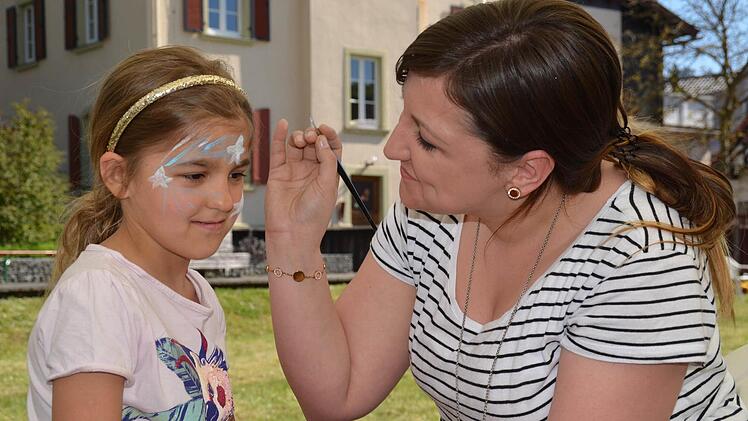 Schnappschüsse: Die Kinder genossen sichtlich die verschiedenen Angebote beim Frühjahrsmarkt, nicht zuletzt, da dort keine dichtes Gedränge herrschte, sondern vielmehr Platz und Zeit zum Basteln, Karussellfahren und Schminken war. Foto: Kathrin Kupka-Hahn