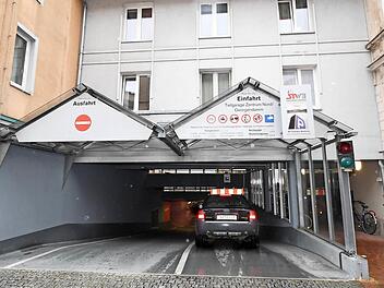 Steuerung des Autoverkehrs: Parken in den Tiefgaragen der Stadtwerke wird künftig günstiger als Parken in der Innenstadt.  Fotos: Rinklef