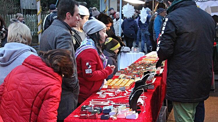 Dicht umlagert waren die Marktstände und Buden. Insgesamt gab es 69. Foto: Helmut Will