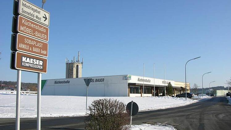Als Sackgasse führt bereits eine gut ausgebaute Zufahrt ins Industriegebiet West. Foto: Klaus Oelzner