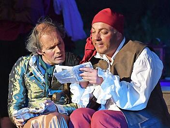 Der R&auml;uber und der als Kammerzofe verkleidete Gaukler entdeckten eines nachts ihr gemeinsames Interesse an Kritiken. Foto: Ronald Rinklef