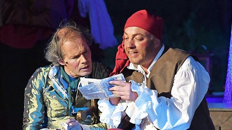 Der R&auml;uber und der als Kammerzofe verkleidete Gaukler entdeckten eines nachts ihr gemeinsames Interesse an Kritiken. Foto: Ronald Rinklef