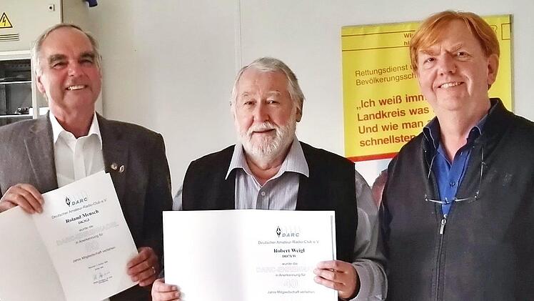Vorsitzender Ottmar Beierl (rechts) mit den geehrten langjährigen Funkamateuren Roland Mensch (links) und Robert Weigl  Foto: privat