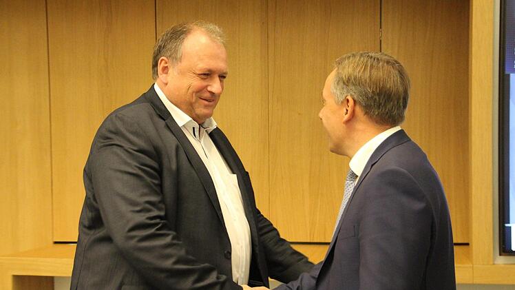 Landrat Alexander Tritthart (CSU) gratuliert Parteikollege Walter Nussel zu seinem Wahlerfolg. Foto: Christian Bauriedel