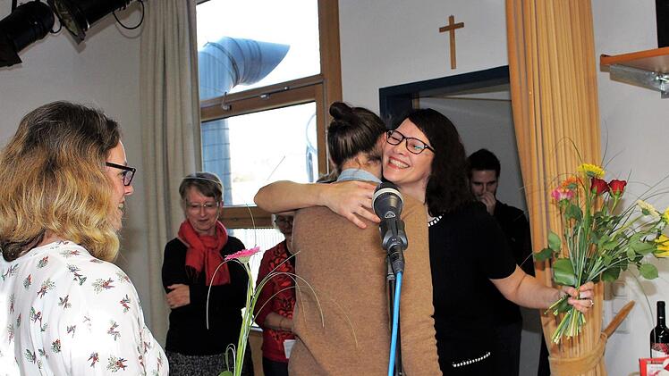 Herzlich ist das Verhältnis zwischen Lehrerkollegium und Schulleiterin Alexandra Mischner (r.).     Foto: Evi Seeger