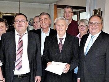 Georg Zeitler ist 90 Jahre alt. Unser Bild zeigt ihn (Mitte, mit Urkunde) im Kreise seiner Familie und seiner Geburtstagsgäste. Foto: Werner Reißaus