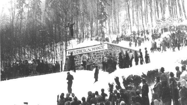 Die Kreuzbergschanze war auch schon zu früherer Zeit ein  Publikumsmagnet. Foto: Archiv Marion Eckert