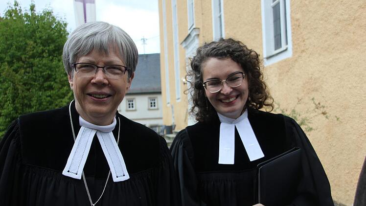 Dekanin Dorothea Richter (links) geht in Ruhestand, hier zusammen mit Pfarrerin Jessica Pöhlmann bei deren Amtseinführung in Ludwigsstadt. Veronika Schadeck