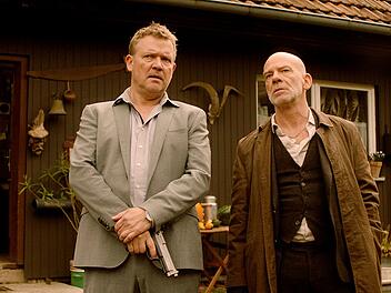 Duell auf dem Lande: Decker (Justus von Dohnányi, links) und der todkranke Kainer (Martin Wuttke).