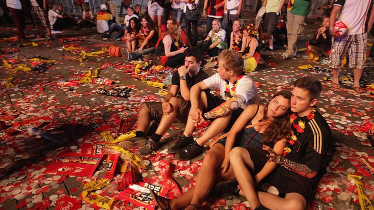 2012, nach Mario Balotelli und der 1:2-Halbfinalniederlage gegen Italien: Am Brandenburger Tor suchen deutsche Fans Trost.