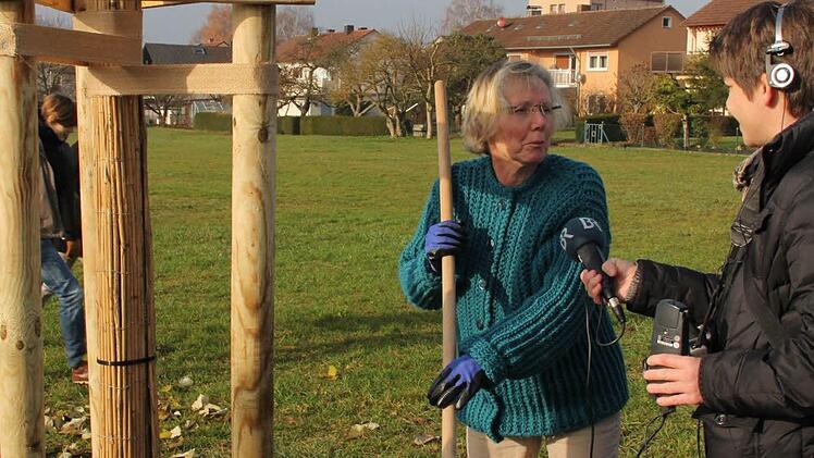 Sieglinde Roider  pflanzte eine Silberlinde und wurde vom Hörfunk  interviewt.