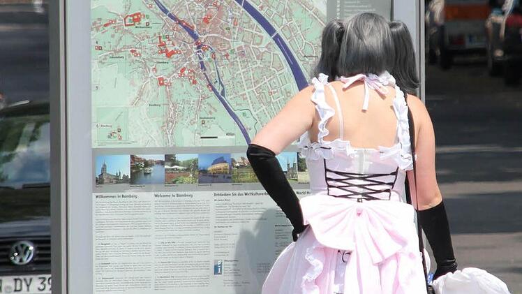 Auch Cosplay-Helden brauchen manchmal eine ganz simple Information.Foto: nat