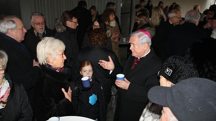 Anita Klauda diskutierte mit dem Bischof über den Umgang der Kirche mit ehemaligen Priestern. Fotos: Ralf Ruppert