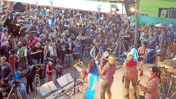 Die Bühne bebte. als die Powerband so richtig loslegte. Knapp 3000 Fans waren dabei, mehr durften die Ordner nicht reinlassen. Foto: Andreas Welz