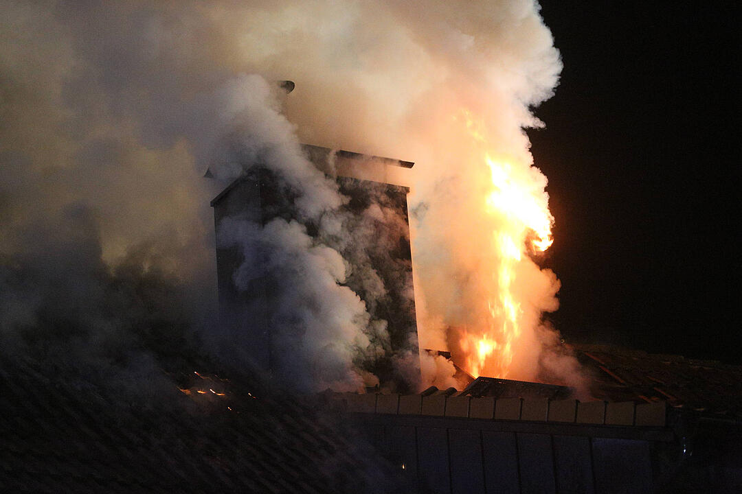 Flammen schlugen aus dem Dachstuhl von Wohnhaus - Feuerwehrmann stuerzt von Drehleiter, zwei weitere Verletzte