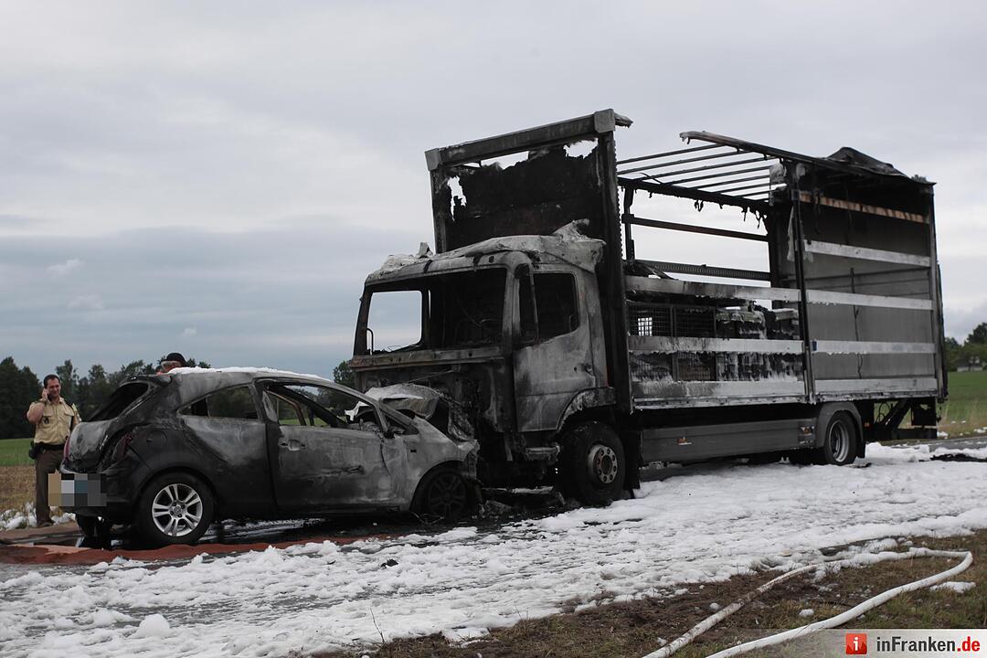 Auto und Lkw fangen nach Frontalzusammenstoss Feuer - Fahrerin stirbt