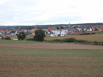 Am Häckersteig soll auch in Zukunft gebaut werden. Platz dafür gibt es (im Vordergrund).  Foto: Andreas Dorsch