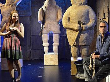 Eine "Jagdszene" mit Anna Schindlbeck (links) und Ingo Pfeiffer Foto: Sebastian Worch