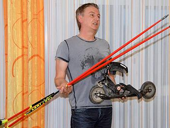 Robert Keß demonstrierte die Ganzkörpersportart "Skiken" eine Art "Sommerlanglauf auf luftgefederten Rollen". Foto: Peter Rauch