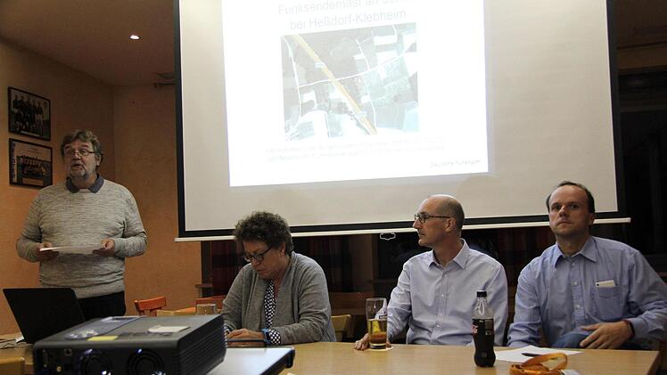 Moderator Bürgermeister Horst Rehder, Karin Erhard und Dietmar Reinhholdt von der Deutschen Funkmast GmbH sowie Thomas Kurz vom Bayerischen Landesamt für Umwelt (von links) Richard Sänger