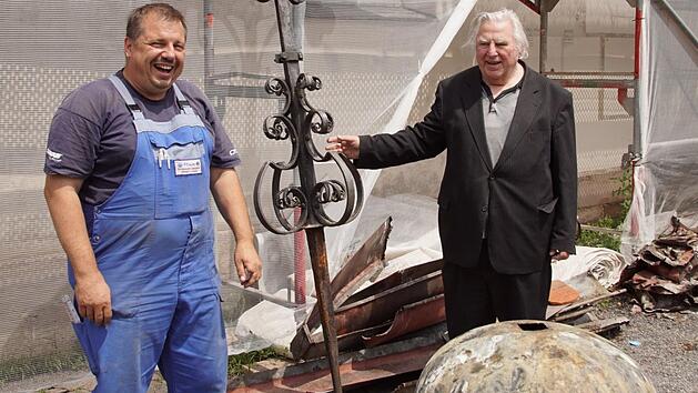 Kirchenpfleger Thomas Pflaum und Pfarrer Ottmar Pottler freuen sind: Kreuz und Kugel sind gl&uuml;cklich 36 Meter tiefer angekommen.Sabine Weinbeer