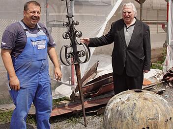 Kirchenpfleger Thomas Pflaum und Pfarrer Ottmar Pottler freuen sind: Kreuz und Kugel sind glücklich 36 Meter tiefer angekommen.Sabine Weinbeer
