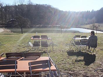 Kaum wärmen die ersten Sonnenstrahlen, schon finden sich auch die ersten Sonnenanbeter im idyllisch gelegenen Biergarten des "Waldkrankenhauses" ein, so wie gestern in den Mittagsstunden. Ab April soll nun Schluss damit sein.  Foto: Bernhard Panzer
