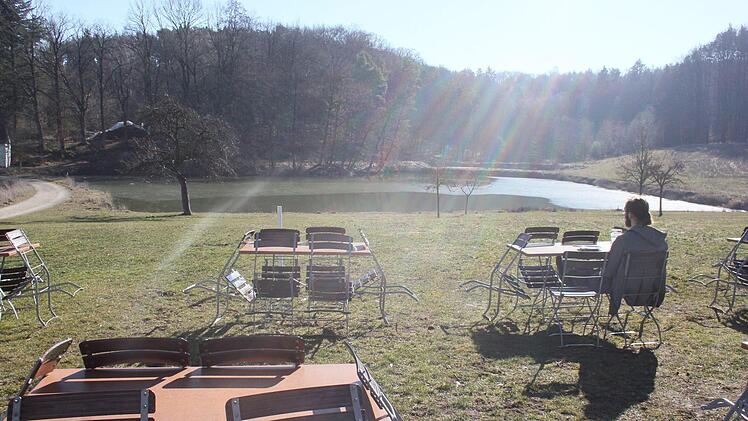 Kaum wärmen die ersten Sonnenstrahlen, schon finden sich auch die ersten Sonnenanbeter im idyllisch gelegenen Biergarten des "Waldkrankenhauses" ein, so wie gestern in den Mittagsstunden. Ab April soll nun Schluss damit sein.  Foto: Bernhard Panzer