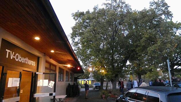 Hier wird neu gestaltet: Drei B&auml;ume vor der alten Turnhalle in Obertheres m&uuml;ssen weichen, da sie mit ihren Wurzeln den zuk&uuml;nftigen Versorgungsweg beeintr&auml;chtigen w&uuml;rden. Christian Licha