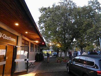 Hier wird neu gestaltet: Drei Bäume vor der alten Turnhalle in Obertheres müssen weichen, da sie mit ihren Wurzeln den zukünftigen Versorgungsweg beeinträchtigen würden. Christian Licha