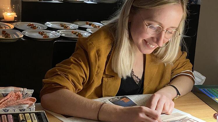 Larissa Zehe malt und zeichnet besonders gern auf Zeitungsseiten. Foto: Thomas Ahnert