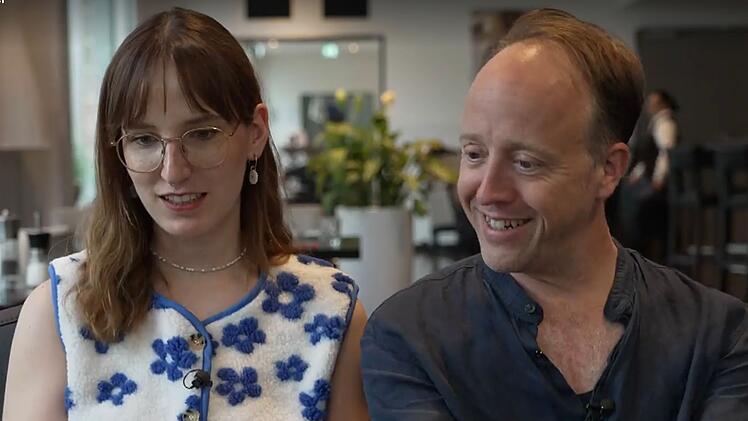 "Klingt aufregend": Lina und Nico studieren Maries Speisekarte.