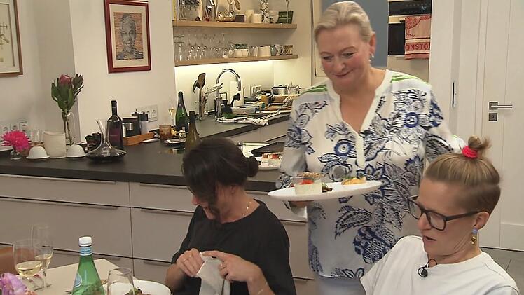 Annika serviert Katrin und Elli die Vorspeise.